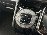 左右独立温度コントロールフルオートエアコンです。運転席、助手席それぞれで独立して温度設定ができます。冷え性の方が乗っても安心ですね♪