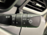 周りの明るさに応じて点灯するオートライト。ワンタッチターンシグナル機能付き方向指示器になっています。レバーはターン位置で固定されず、手を離すと元の位置に戻ります。