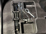 助手席の足下にはジャッキや応急パンク修理セットが備わっています