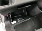 開閉がスムーズなダンパー付きのグローブボックスになります。