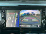 画像の左側は運転席から見ることのできないフロント左側を映している画像です、狭い道や幅寄せ時に便利です。