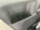 後席サイドにもドリンクホルダーとしても使えるスペースがあります。