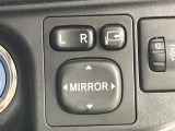 【電動格納ミラー】サイドミラーは電動格納式となっており、狭い駐車場でもキズがつくリスクを抑えられます。