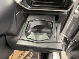 運転席と助手席には、格納式のドリンクホルダーが装備されています。