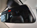 【ルームミラー一体型ETC車載器】ルームミラーの裏側に目立たない様に配置されたETCカード挿入口。スタイリッシュ且つ機能的なものとなっております。