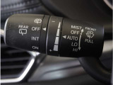 【オートワイパー機能】レバーをAUTOの位置にしているとき、レインセンサーが雨を感知すると、雨量に応じて、ワイパーが自動で作動します。