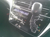 オートエアコンで車内快適♪ご希望の温度に設定すれば風向きや風量を自動で調整してくれますよ!