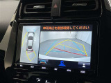 パノラミックビューモニターシステムが付いているので車の上から見た映像が確認できますよ。 一目で車両周辺の情報を確認できますが、直接安全をご確認下さい。