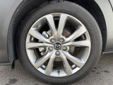 純正アルミホイールです。タイヤサイズは、215/55R18です。
