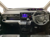 車内は光触媒抗菌消臭施工済です。スタイリッシュなデザインでスポーティなインパネ周りを演出します。グローブボックスやカップホルダーのほかにトレーなどたくさんの収納スペースが付いています。