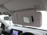 運転席・助手席共にミラー付きサンバイザーになっております。メイク直しや、シェービング時には便利です。