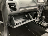 何かと便利なグローブボックス。メンテナンスノートや車検証、ちょっとしたメモと筆記用具等を入れておくとあればもしもの時にも便利ですね。