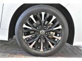 純正19インチアルミ、タイヤサイズは225/55R19です。
