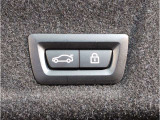 【電動テールゲート】オートマアチックトランクリッドオペレーションが装備されています。両手が塞がっている時でも、スマートキーを身につけていればハンズフリーで開閉可能です。