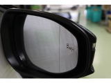BSM搭載。バック出庫の際に左右から接近する車両を検知警告するRCTA。RCDも搭載。さらに、ドアを開ける際に後方からの接近車両との衝突の可能性がある場合警告するSEAも搭載しています。