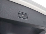 電動テールゲート搭載で利便性向上。両手がふさがっている時にも便利な装備です。