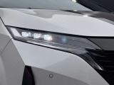 LEDヘッドランプ。シャープなデザインの薄型ヘッドライトが、夜間走行時も明るく広範囲な視界を確保します。