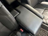 前席のシート間に配置したアームレスト付きのコンソールボックスで運転席助手席がそれぞれくつろげます。
