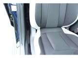 シート座面と背もたれのサイド部に乗り降りする際のわずかなシワ感がありますがクリーニング済みで良好な状態です。