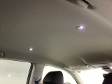 静電タッチ式LEDルームランプは、ランプ周辺に触れるだけで簡単に点灯が可能です。