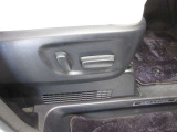 運転席8ウェイ助手席4ウェイパワーシート。エンジンOFFで後方に移動する運転席オートスライドアウェイ機能付。