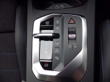 BMWの電子式シフトレバーはシンプル設計で機能的です。誤操作防止機能になっています。