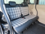 リアシートの座面をはねあげれば、横倒し出来ない背の高い荷物も載せられます。多彩なシートアレンジ!