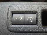 パワーバックドアを装備しています。バックドアを運転席からも開閉できます、便利ですよ。