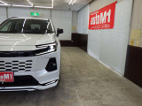 当店では専任のメカニックが大切なお客様のお車を一台一台丁寧に整備いたします。自社認証工場にてリフトアップし下回りまでキッチリ検査いたします。