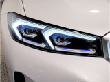 【LEDヘッドライト】先進のLEDテクノロジーを採用。放射される白色光の周波特性は太陽光に近く、バイキセノン・ヘッドライトを上回るコントラストで更に明るく輝きます!