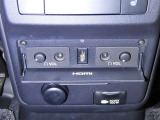 HDMI端子と、後席用ヘッドフォンジャックを装備しております。