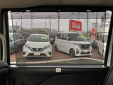 スライドドアに格納式のロールブラインドを装備してます。