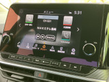 鮮明な画面で、目的地やメディアを快適に操作可能。直感的なインターフェースで、スムーズなカーライフをサポートします。