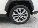 車両のデザインにマッチした純正アルミホイールを装着しています。