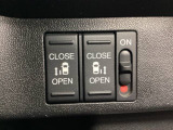 リアドアは乗り降りに便利な両側電動スライドドアです。また運転席に座っていながらスイッチ操作で自在にスライドドアを開け閉めできます。