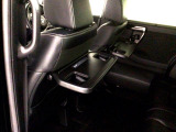 運転席と助手席のシートの裏に収納式のテーブルが装備されています。休憩時のちょっとした小物置きに使えてとっても便利ですね♪