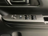 【運転席ドアスイッチ回り】パワーウィンドー[ロック機構]・電動格納式リモコンドアミラースイッチがまとまっているので操作しやすいです。