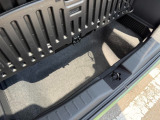 荷室下には、小さな収納もあります。