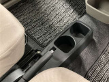 ドリンクホルダーとしてはもちろん、スマホや長財布を収納することだってできますよ。