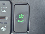 ワンタッチで省燃費走行をサポートするECONスイッチを装備。