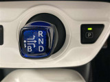 スムーズな操作で快適に運転を楽しめる、シフトポジションを電動で制御する電子式シフトレバーです。