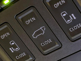 【パワーバックドア】スマートキーや運転席のボタンを押すだけでリアゲートが自動で開閉します!荷物を持っている時や、高い位置にあるバックドアを閉める際に便利な機能です♪
