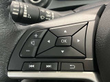 ステアリングスイッチで、目線を逸らさずオーディオの操作やメーター内のディスプレイの変更ができます。