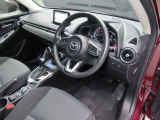 別角度からの運転席の画像です。オルガン式アクセルペダルの採用で運転時の疲労軽減に役立っています☆