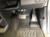 【運転席】アクセル、ブレーキはこのようになっております。