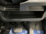 【運転席アンダートレー】タオル等置くのに便利
