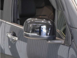 【ドアミラーウインカー】ウインカーと連動してミラー外側部分が点灯します。対向車や歩行者、並走するバイクや自転車からの視認性が上がります。