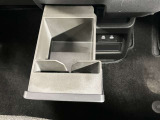 インストセンタースライドボックス・小物やスマホなどのちょっと置いたり、紙パックも収まるスライド式の収納です。ケーブルスリットがあり、スマートフォンを立てたままUSB電源に接続して充電できます。