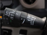 【バリアブル間欠ワイパースイッチ】車速に応じてワイパーの間隔を自動的に調整する機能。雨の量や車速に応じてワイパーの間隔を最適化し、視界を確保することができます。