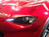 【LEDヘッドライト】明るく白い光で夜の視界を確保し、安全運転をサポート。シャープなデザインと美しい光のラインが、フロントフェイスを精悍に演出しています。